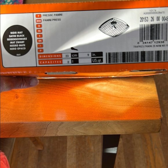 Le Creuset Matte Black Grill Pan Cover - Picture 2 of 3